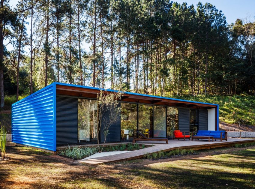 An Elegant Summer House Enclosed by Tall Trees and Lush Vegetation of São Roque, Brazil by Andrade Morettin Arquitetos Associados (3)