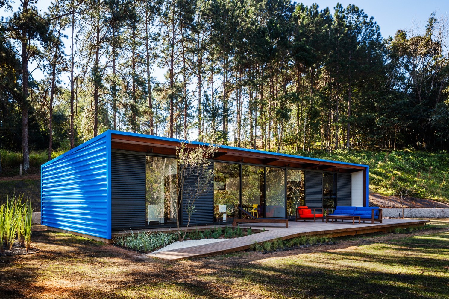 An Elegant Summer House Enclosed by Tall Trees and Lush Vegetation of São Roque, Brazil by Andrade Morettin Arquitetos Associados (3)