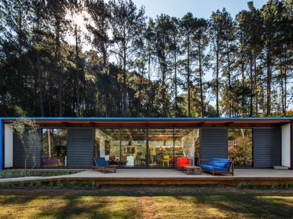 An Elegant Summer House Enclosed by Tall Trees and Lush Vegetation of São Roque, Brazil by Andrade Morettin Arquitetos Associados (4)