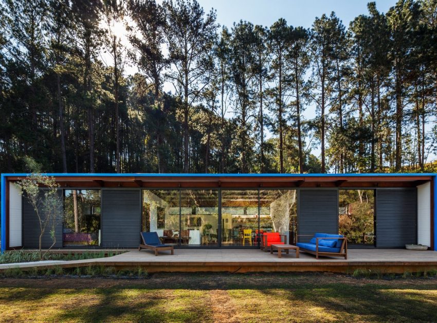A Small and Elegant Summer House Enclosed by Tall Trees and Lush Vegetation of São Roque, Brazil by Andrade Morettin Arquitetos Associados (4)