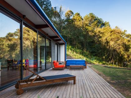 An Elegant Summer House Enclosed by Tall Trees and Lush Vegetation of São Roque, Brazil by Andrade Morettin Arquitetos Associados (5)