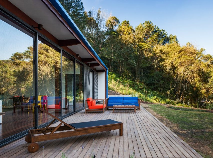 An Elegant Summer House Enclosed by Tall Trees and Lush Vegetation of São Roque, Brazil by Andrade Morettin Arquitetos Associados (5)