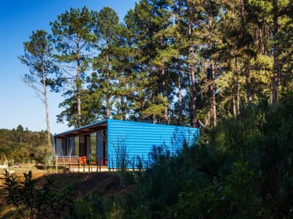 A Small and Elegant Summer House Enclosed by Tall Trees and Lush Vegetation of São Roque, Brazil by Andrade Morettin Arquitetos Associados (7)