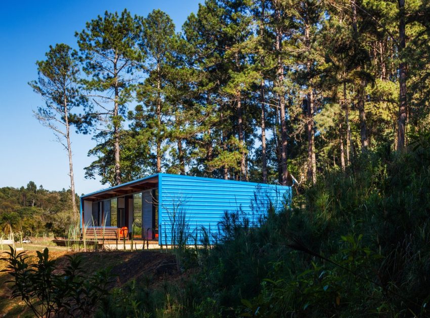 An Elegant Summer House Enclosed by Tall Trees and Lush Vegetation of São Roque, Brazil by Andrade Morettin Arquitetos Associados (7)