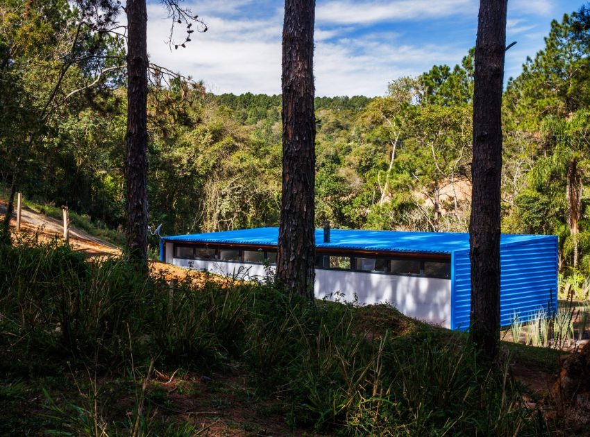 An Elegant Summer House Enclosed by Tall Trees and Lush Vegetation of São Roque, Brazil by Andrade Morettin Arquitetos Associados (8)