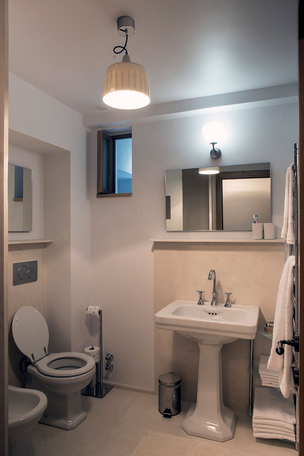 A Small and Rustic Apartment with Warm and Welcoming Interiors in Milan by Michele De Lucchi & Produzione Privata (10)