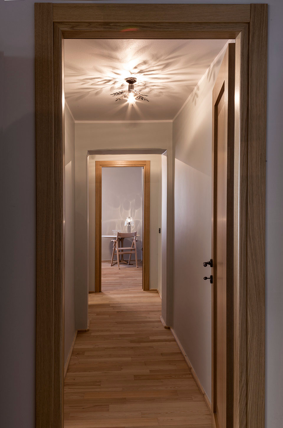 A Small and Rustic Apartment with Warm and Welcoming Interiors in Milan by Michele De Lucchi & Produzione Privata (6)