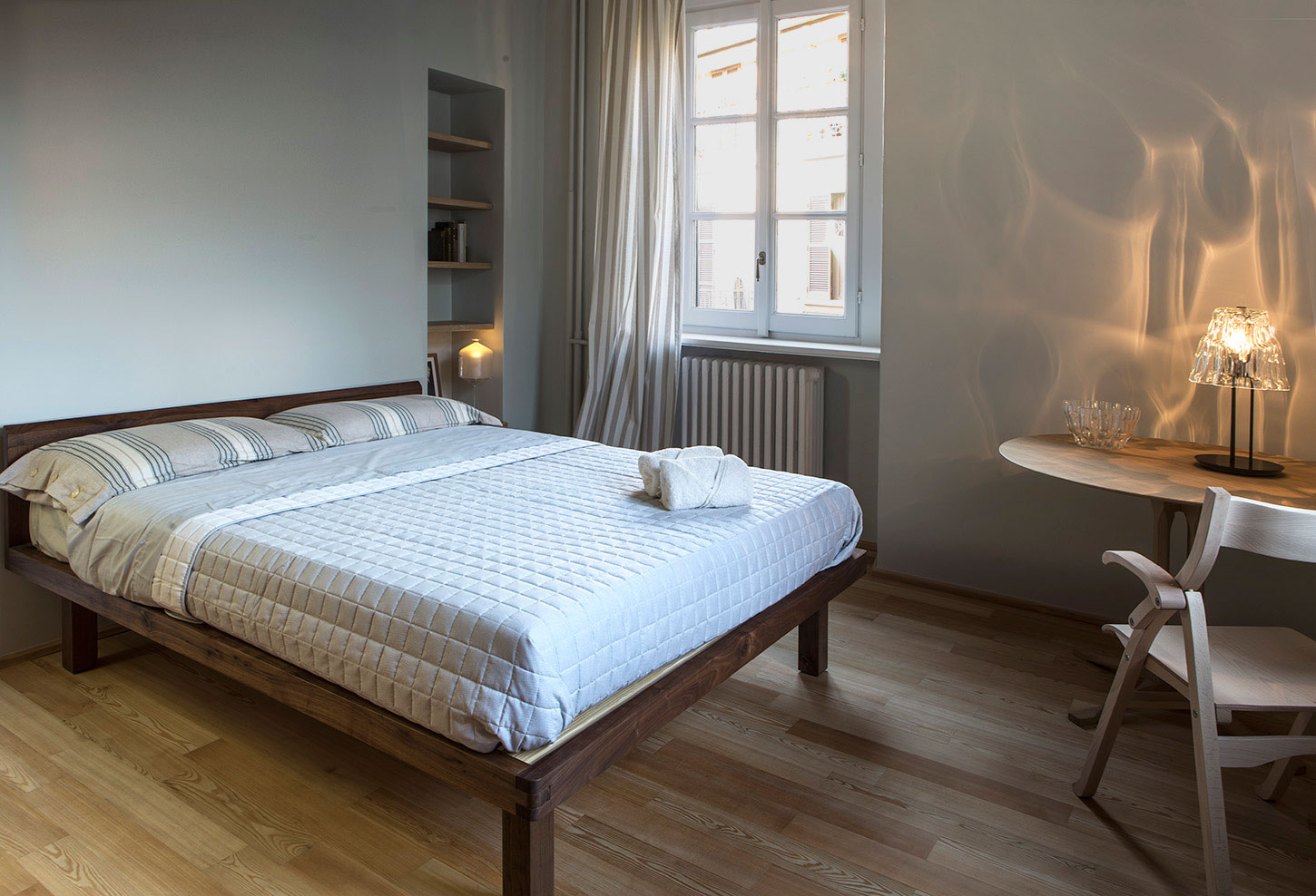 A Small and Rustic Apartment with Warm and Welcoming Interiors in Milan by Michele De Lucchi & Produzione Privata (7)
