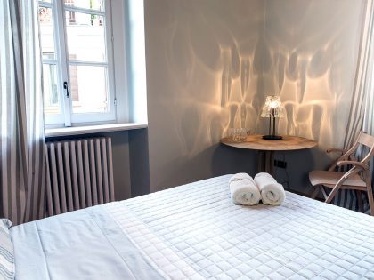 A Small and Rustic Apartment with Warm and Welcoming Interiors in Milan by Michele De Lucchi & Produzione Privata (8)