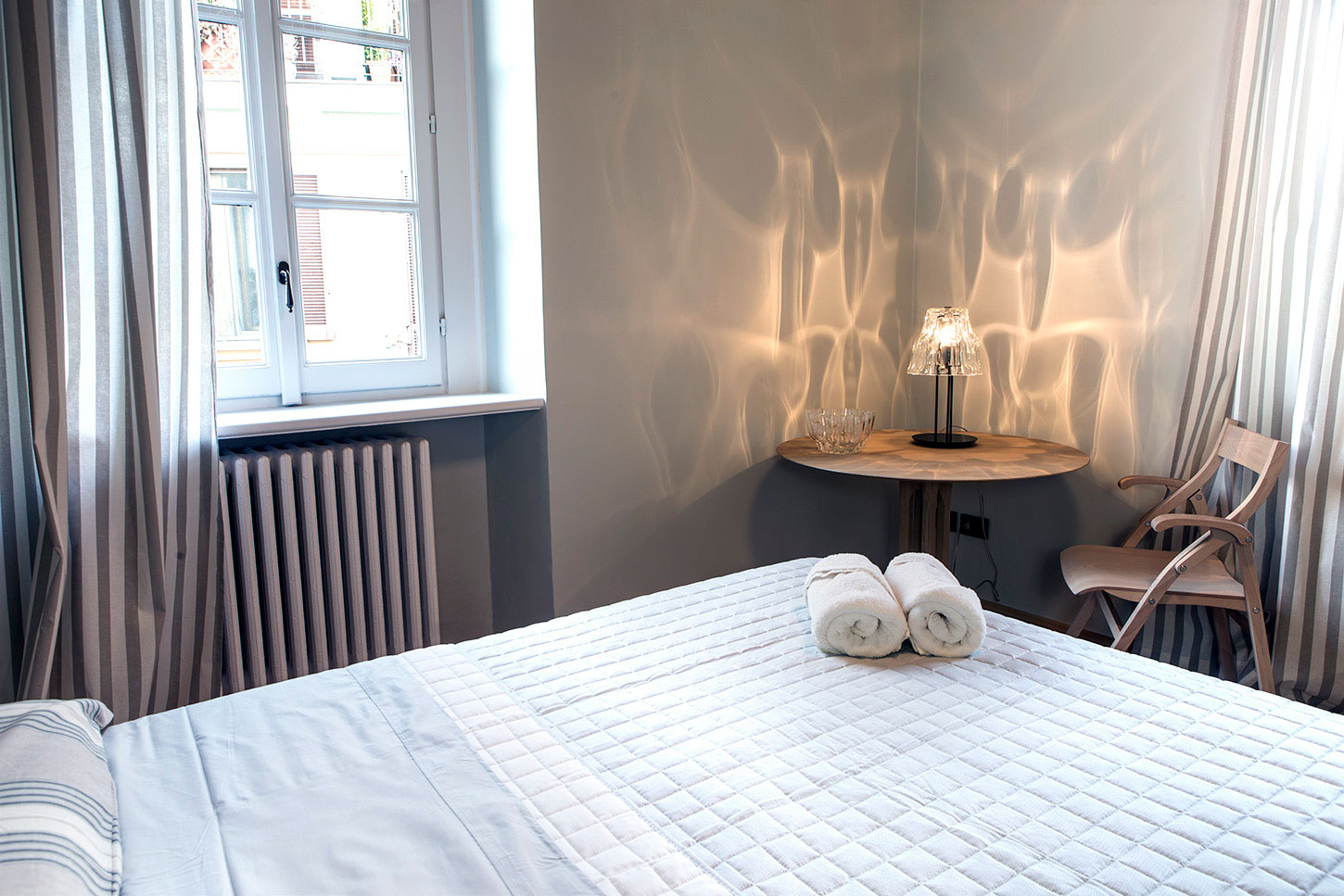 A Small and Rustic Apartment with Warm and Welcoming Interiors in Milan by Michele De Lucchi & Produzione Privata (8)