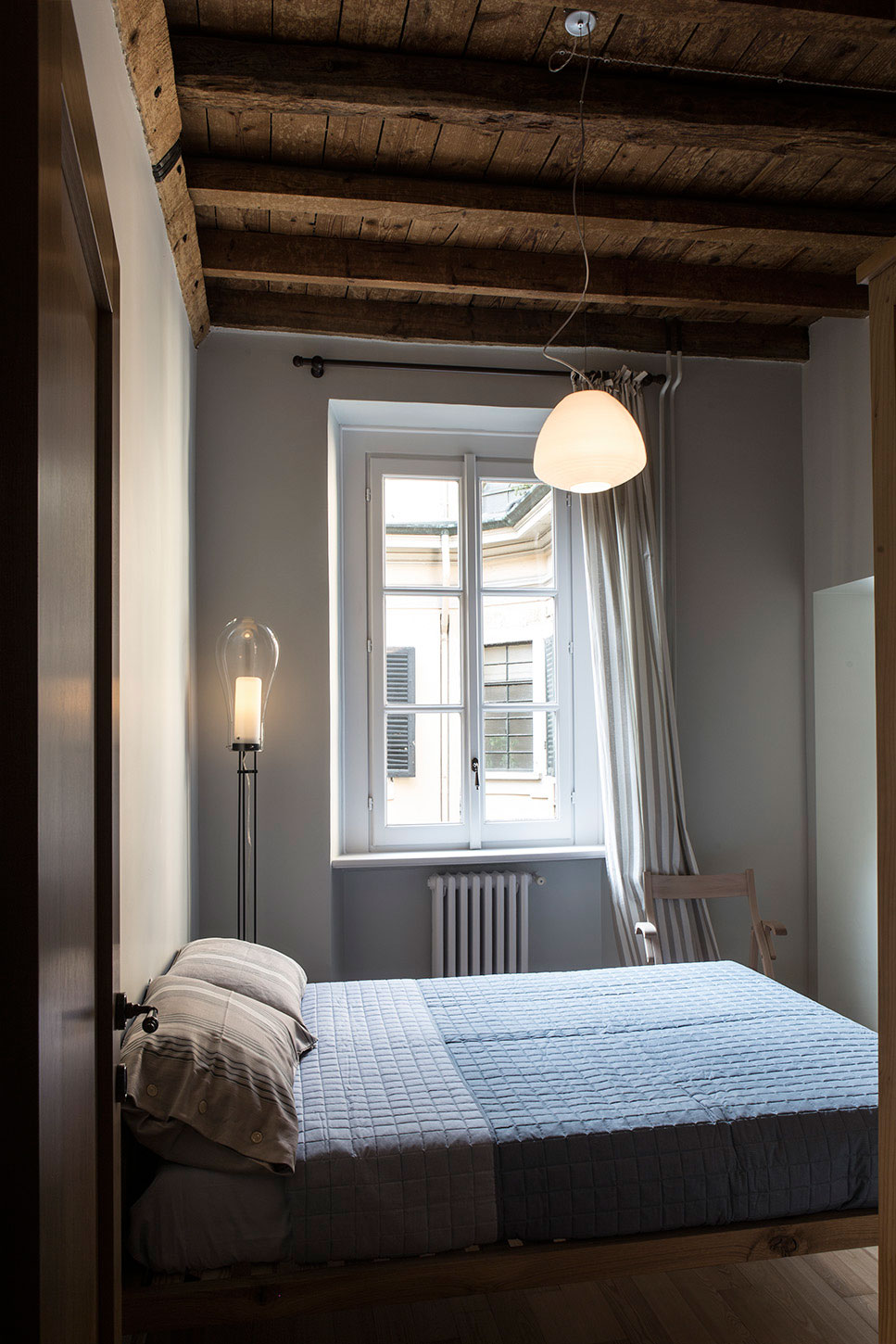 A Small and Rustic Apartment with Warm and Welcoming Interiors in Milan by Michele De Lucchi & Produzione Privata (9)