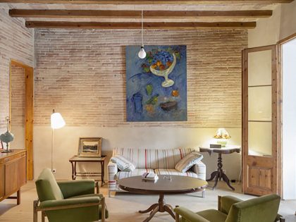 A Small and Stylish Apartment with Exposed Brick Walls in Eixample by Sergi Pons (1)