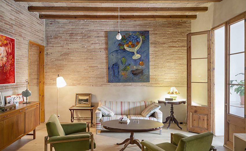 A Small and Stylish Apartment with Exposed Brick Walls in Eixample by Sergi Pons (1)