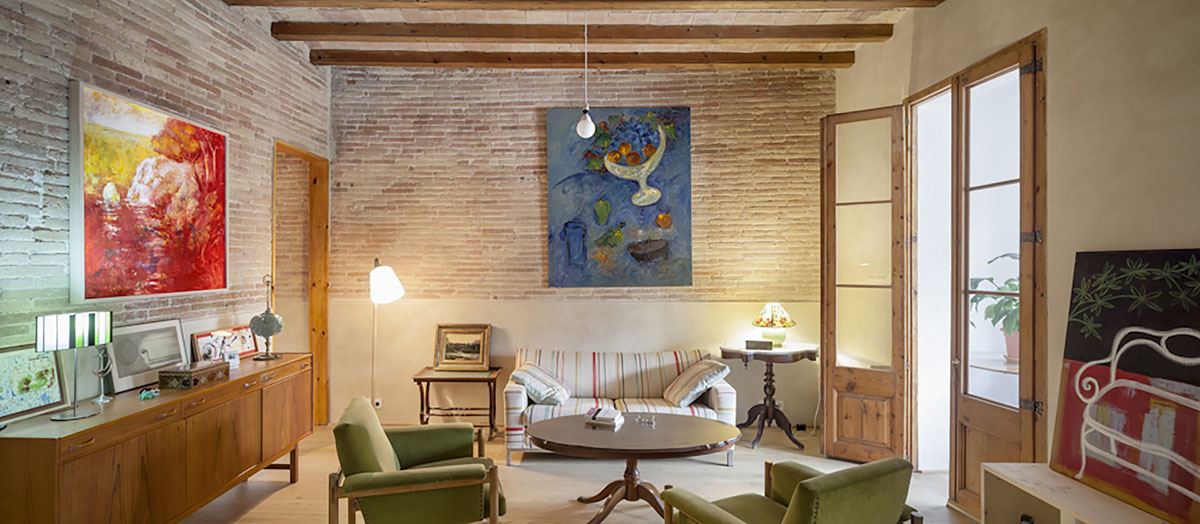 A Small and Stylish Apartment with Exposed Brick Walls in Eixample by Sergi Pons (1)