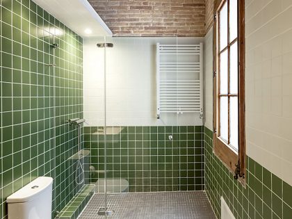 A Small and Stylish Apartment with Exposed Brick Walls in Eixample by Sergi Pons (10)