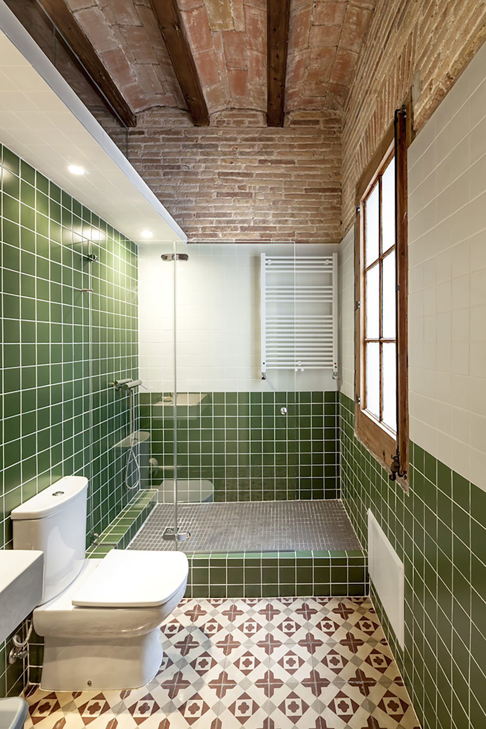 A Small and Stylish Apartment with Exposed Brick Walls in Eixample by Sergi Pons (10)