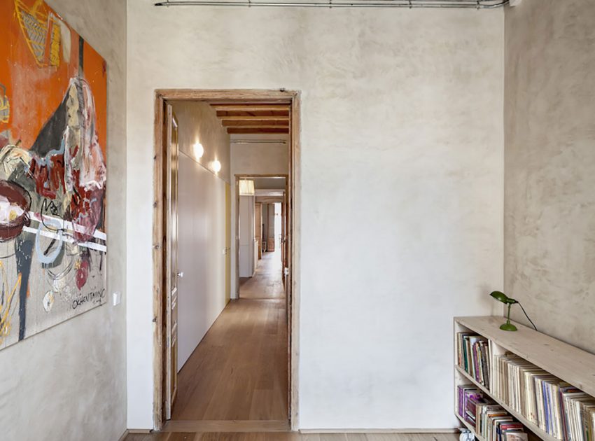 A Small and Stylish Apartment with Exposed Brick Walls in Eixample by Sergi Pons (12)