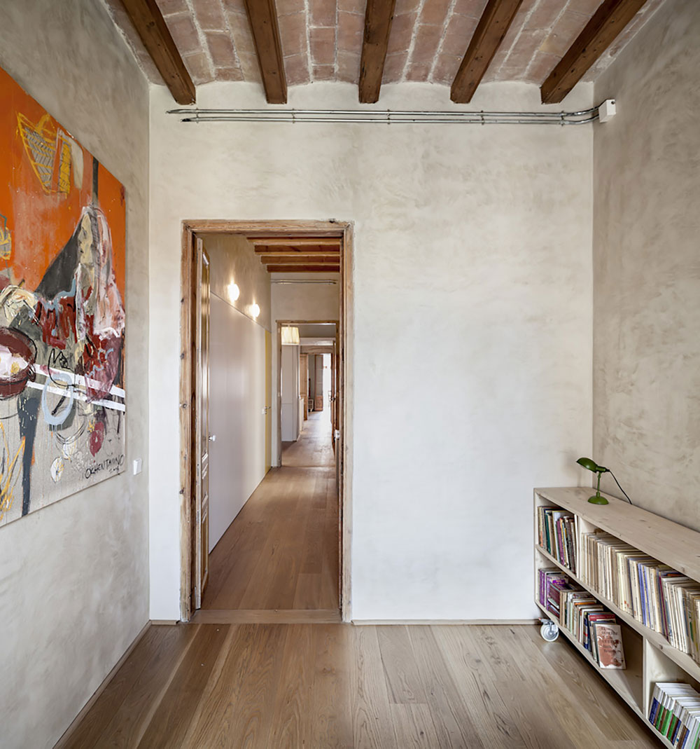 A Small and Stylish Apartment with Exposed Brick Walls in Eixample by Sergi Pons (12)
