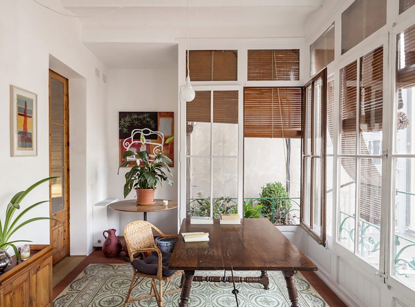 A Small and Stylish Apartment with Exposed Brick Walls in Eixample by Sergi Pons (13)