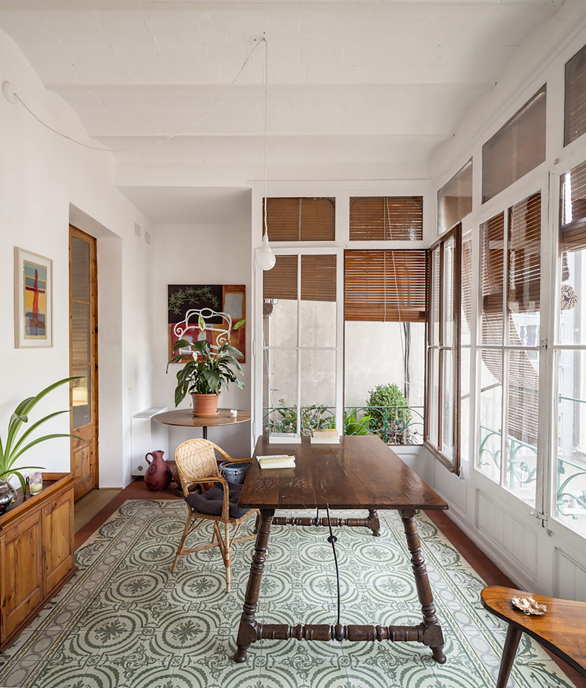A Small and Stylish Apartment with Exposed Brick Walls in Eixample by Sergi Pons (13)