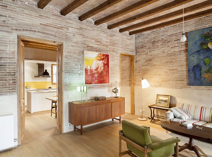 A Small and Stylish Apartment with Exposed Brick Walls in Eixample by Sergi Pons (2)