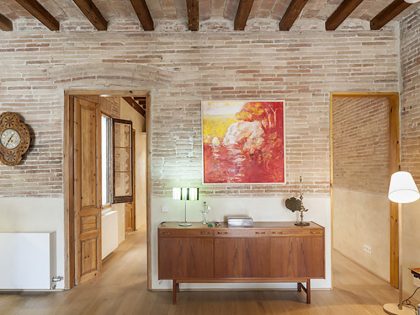 A Small and Stylish Apartment with Exposed Brick Walls in Eixample by Sergi Pons (3)