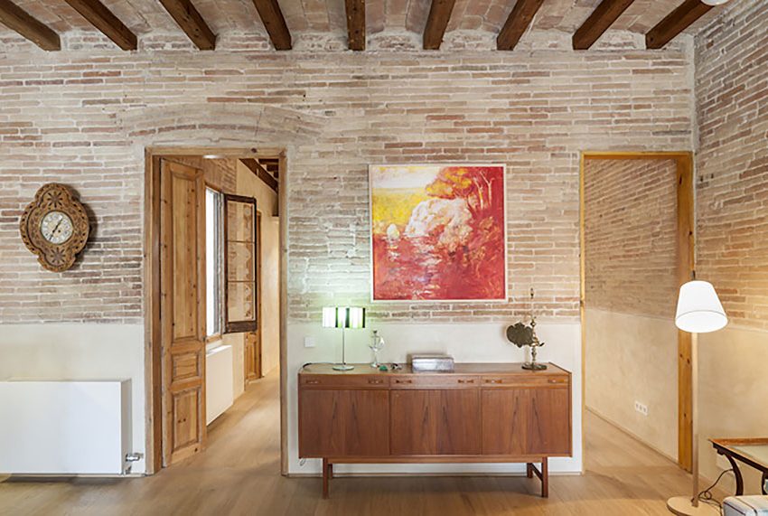 A Small and Stylish Apartment with Exposed Brick Walls in Eixample by Sergi Pons (3)