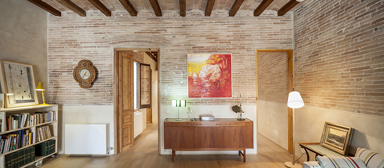 A Small and Stylish Apartment with Exposed Brick Walls in Eixample by Sergi Pons (3)