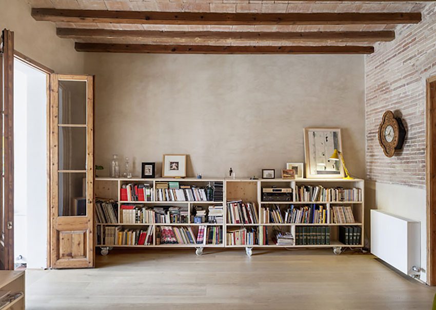 A Small and Stylish Apartment with Exposed Brick Walls in Eixample by Sergi Pons (4)