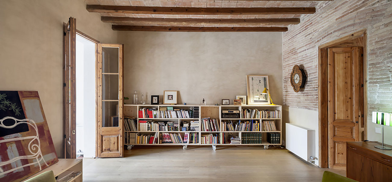A Small and Stylish Apartment with Exposed Brick Walls in Eixample by Sergi Pons (4)