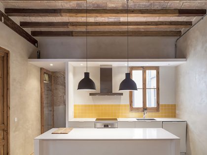 A Small and Stylish Apartment with Exposed Brick Walls in Eixample by Sergi Pons (5)