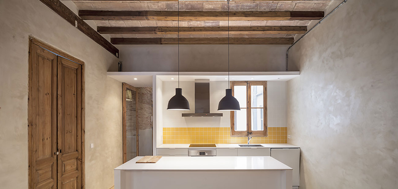 A Small and Stylish Apartment with Exposed Brick Walls in Eixample by Sergi Pons (5)
