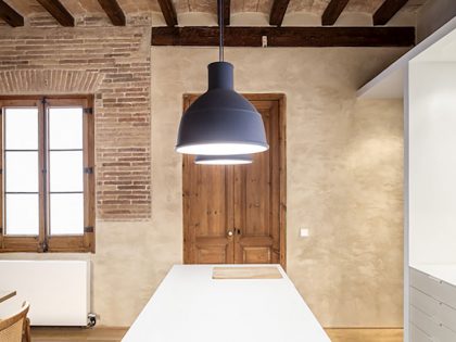 A Small and Stylish Apartment with Exposed Brick Walls in Eixample by Sergi Pons (6)