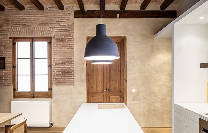 A Small and Stylish Apartment with Exposed Brick Walls in Eixample by Sergi Pons (6)