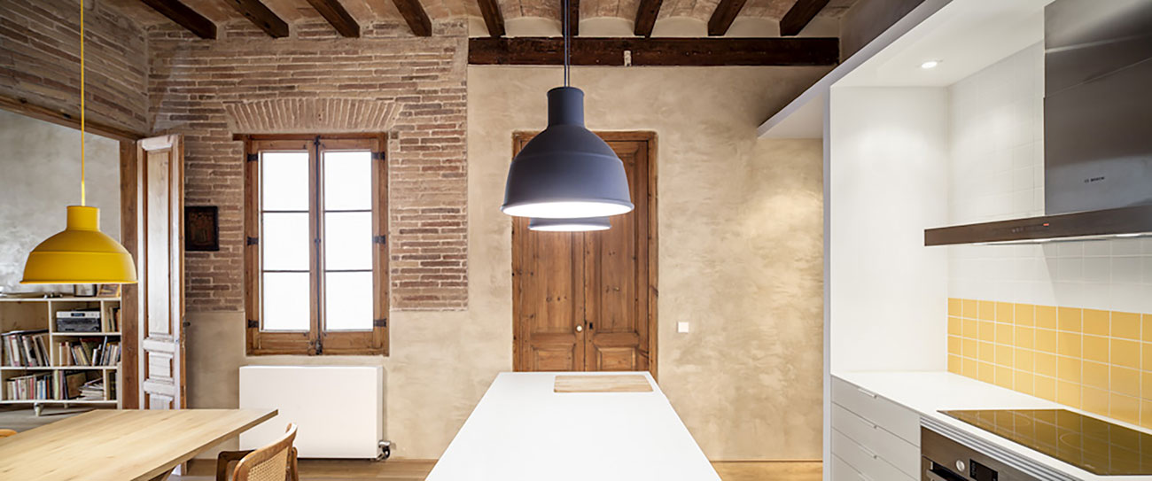 A Small and Stylish Apartment with Exposed Brick Walls in Eixample by Sergi Pons (6)