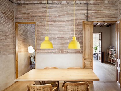 A Small and Stylish Apartment with Exposed Brick Walls in Eixample by Sergi Pons (7)
