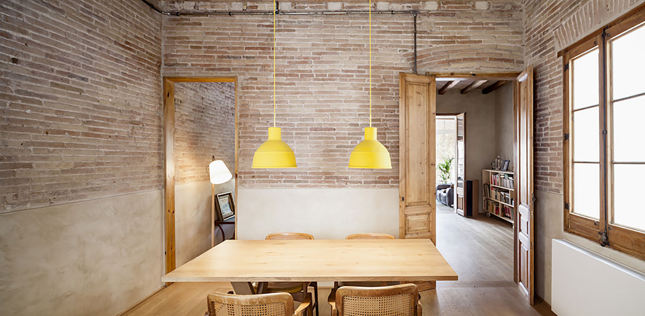 A Small and Stylish Apartment with Exposed Brick Walls in Eixample by Sergi Pons (7)