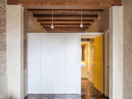 A Small and Stylish Apartment with Exposed Brick Walls in Eixample by Sergi Pons (9)
