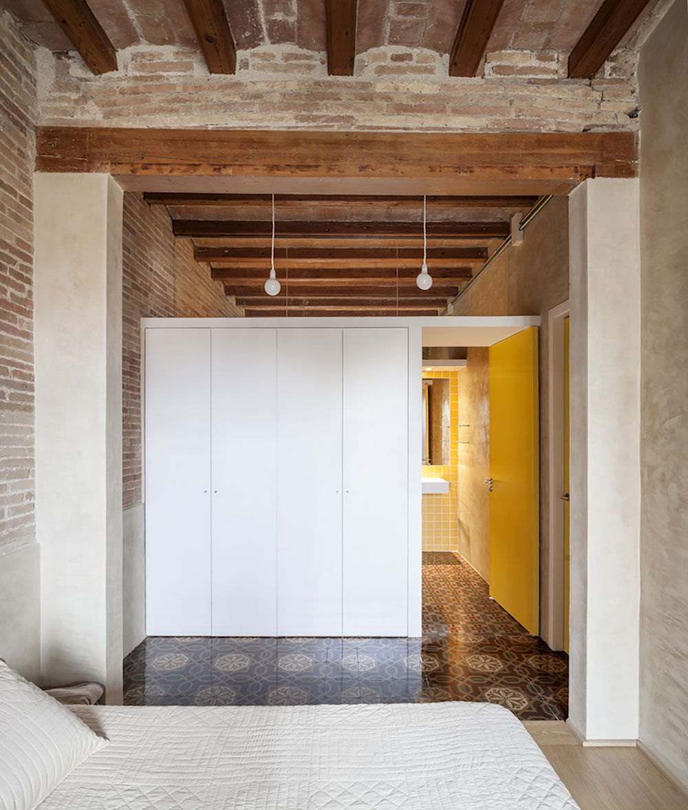A Small and Stylish Apartment with Exposed Brick Walls in Eixample by Sergi Pons (9)