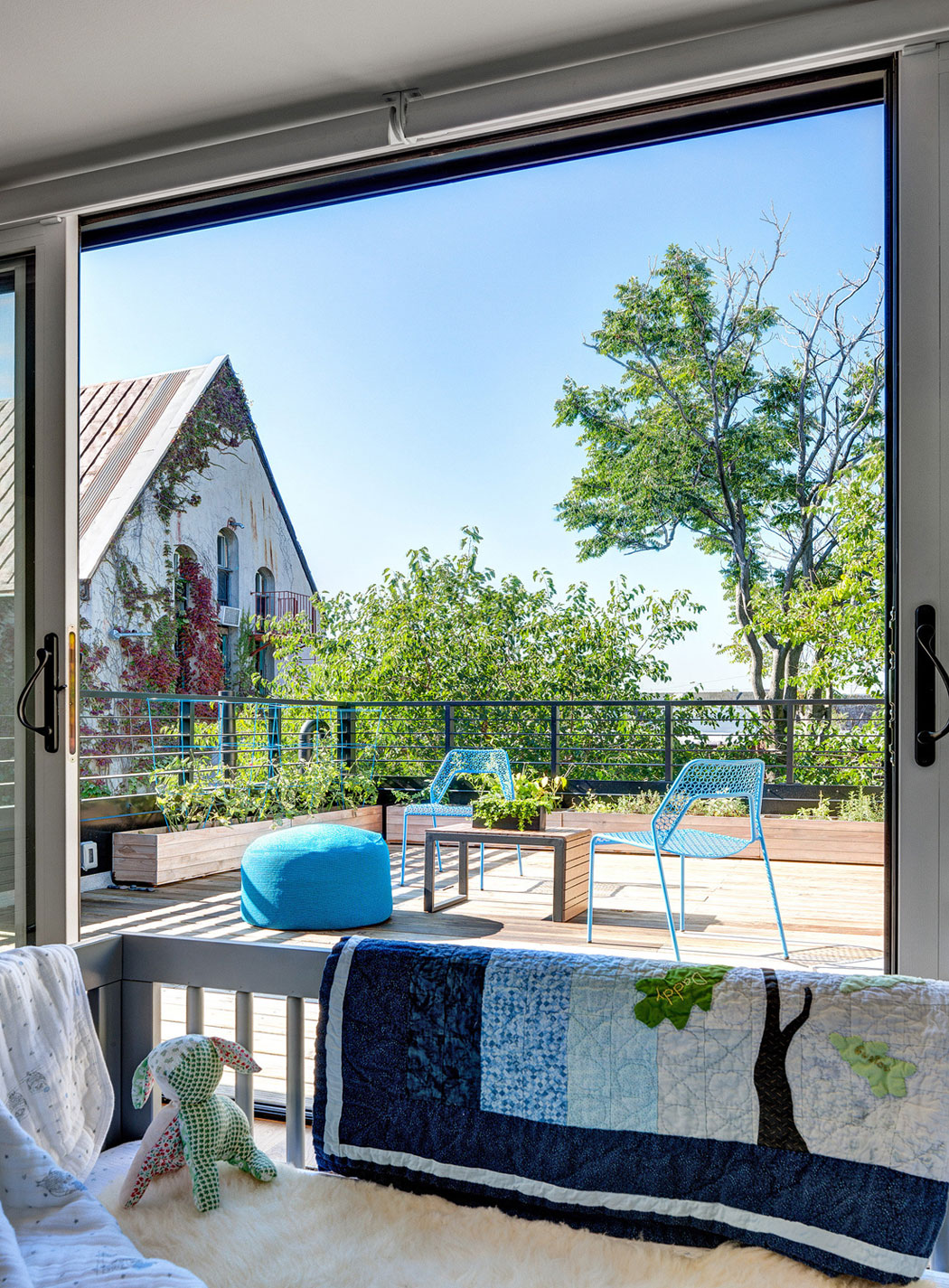 A Snazzy Contemporary Home with Red Brick Facade in Brooklyn by Gradient Design Studio (11)