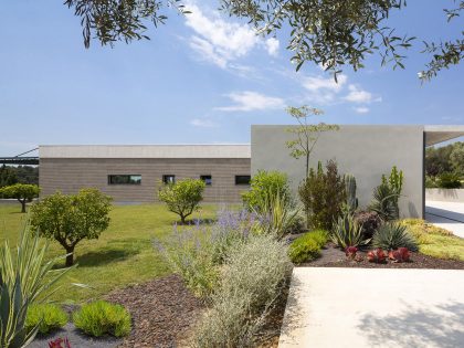 A Spacious Contemporary Home with Beautiful Panoramic Views in Toulon, France by Vincent Coste (1)