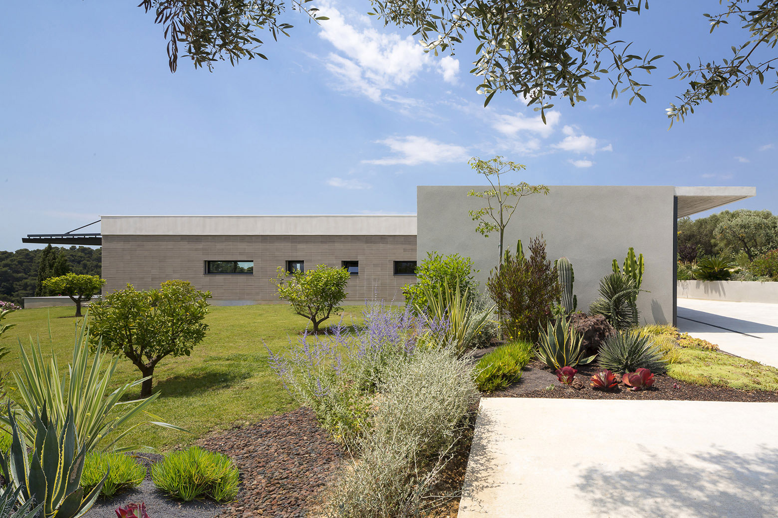 A Spacious Contemporary Home with Beautiful Panoramic Views in Toulon, France by Vincent Coste (1)