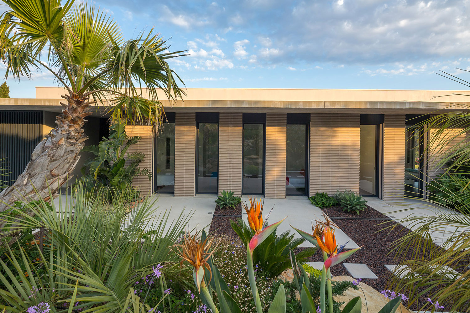 A Spacious Contemporary Home with Beautiful Panoramic Views in Toulon, France by Vincent Coste (11)