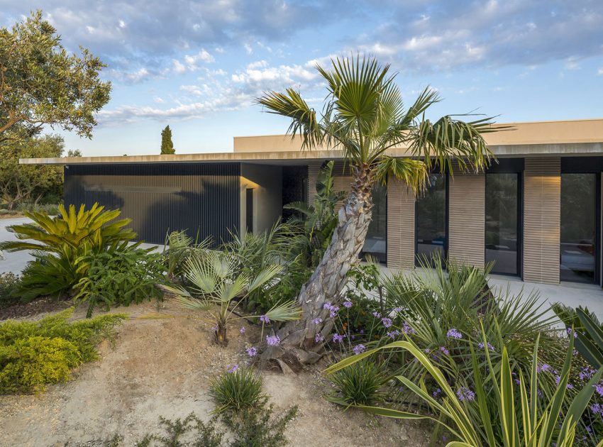 A Spacious Contemporary Home with Beautiful Panoramic Views in Toulon, France by Vincent Coste (12)