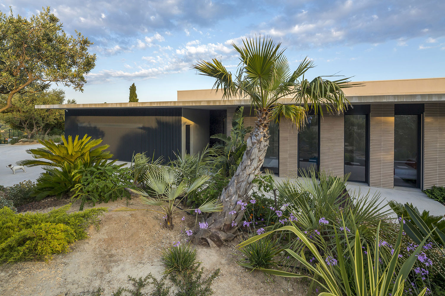 A Spacious Contemporary Home with Beautiful Panoramic Views in Toulon, France by Vincent Coste (12)