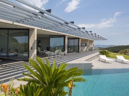 A Spacious Contemporary Home with Beautiful Panoramic Views in Toulon, France by Vincent Coste (15)