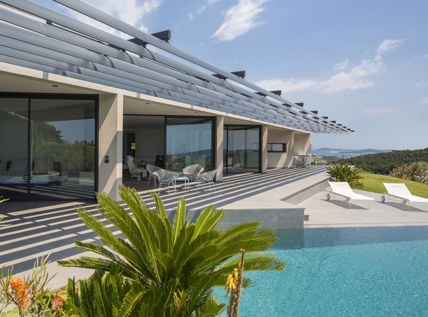 A Spacious Contemporary Home with Beautiful Panoramic Views in Toulon, France by Vincent Coste (15)