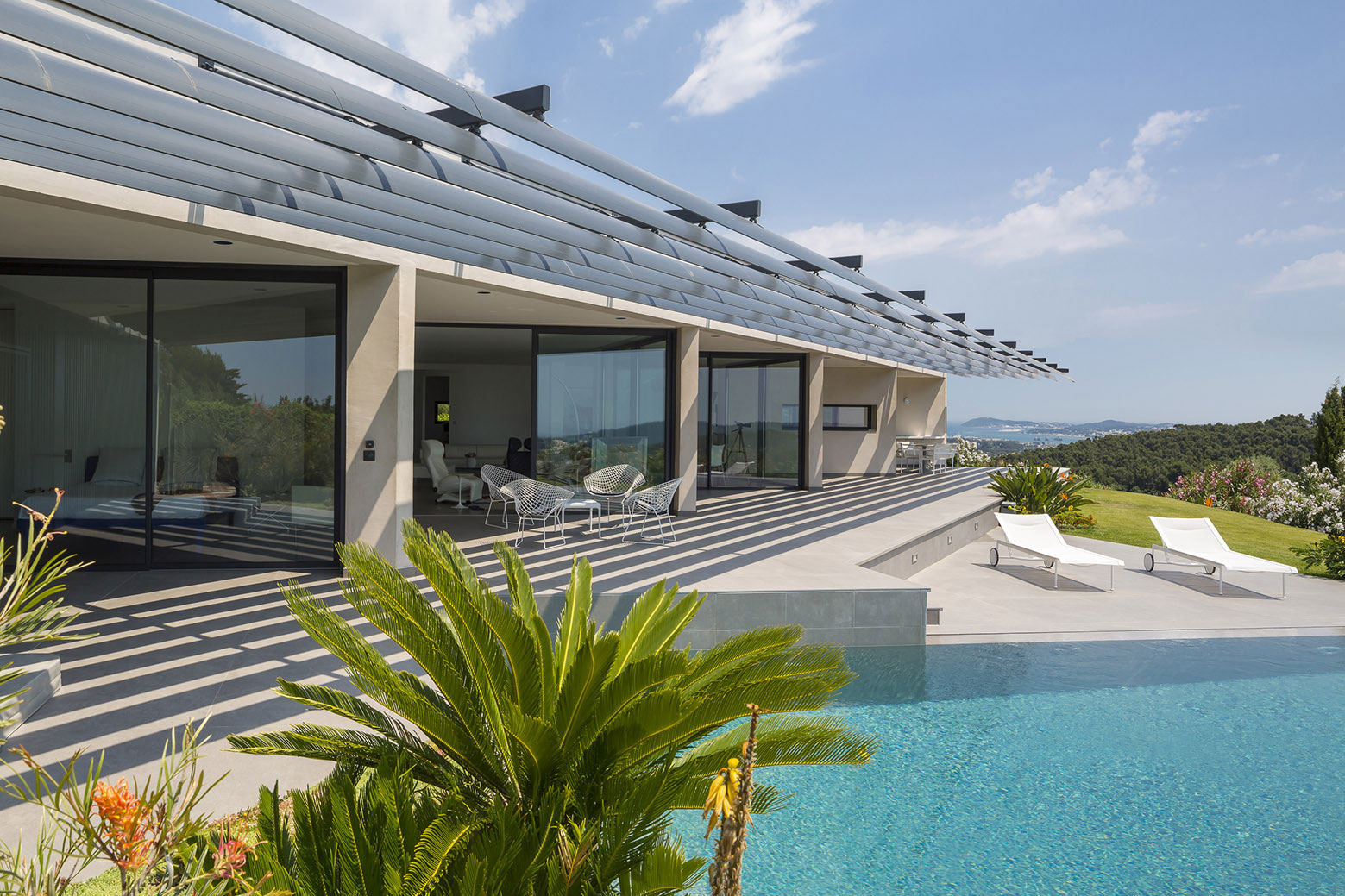 A Spacious Contemporary Home with Beautiful Panoramic Views in Toulon, France by Vincent Coste (15)