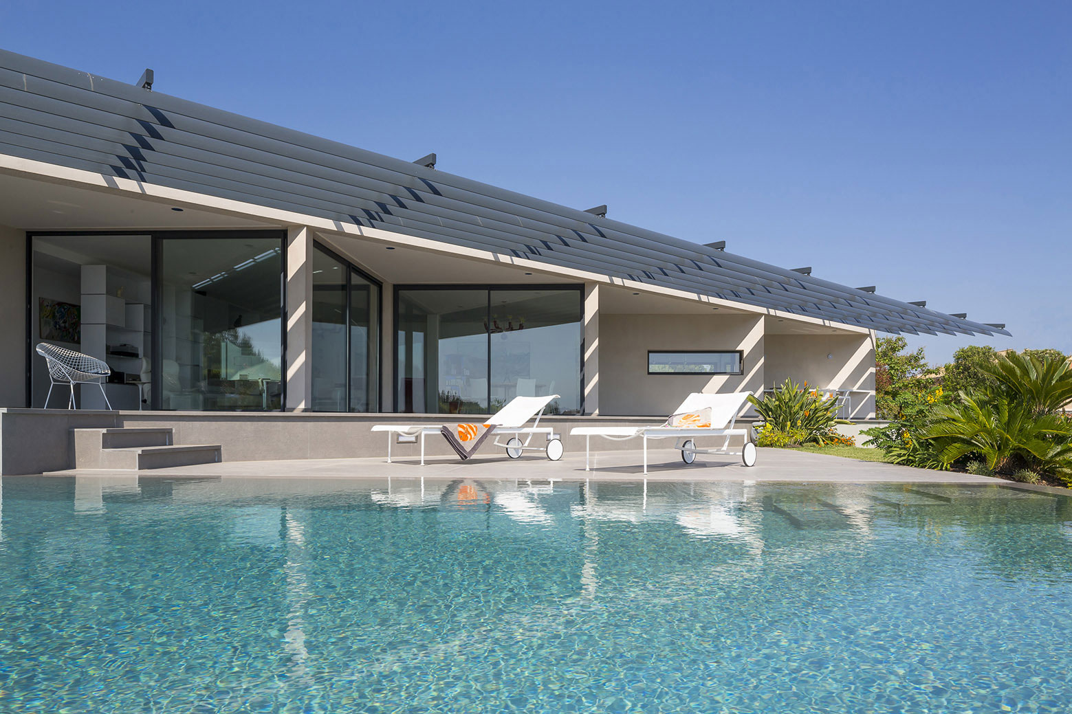 A Spacious Contemporary Home with Beautiful Panoramic Views in Toulon, France by Vincent Coste (16)