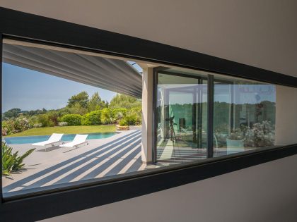 A Spacious Contemporary Home with Beautiful Panoramic Views in Toulon, France by Vincent Coste (19)